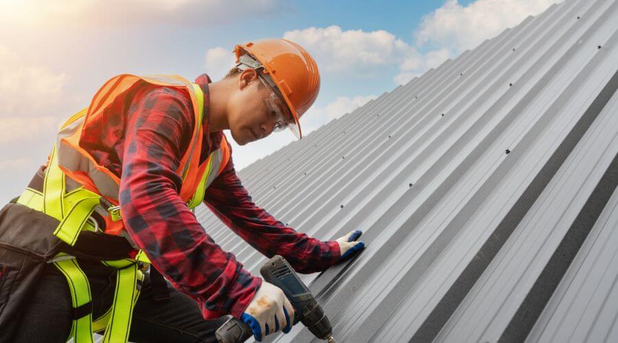 Professional gutter cleaning in Maryland Heights, MO